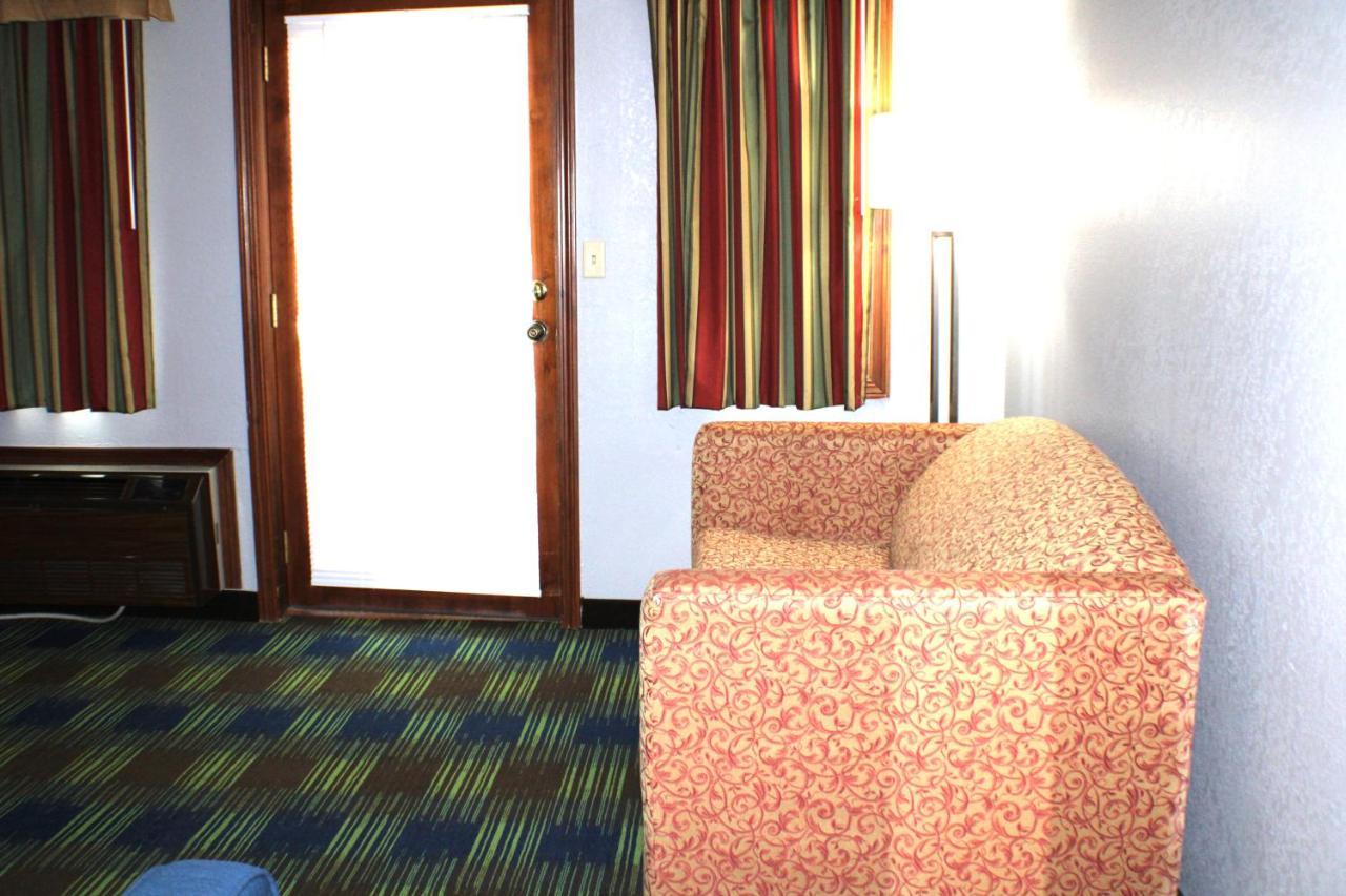 Quality Inn & Suites Bedford West Екстер'єр фото