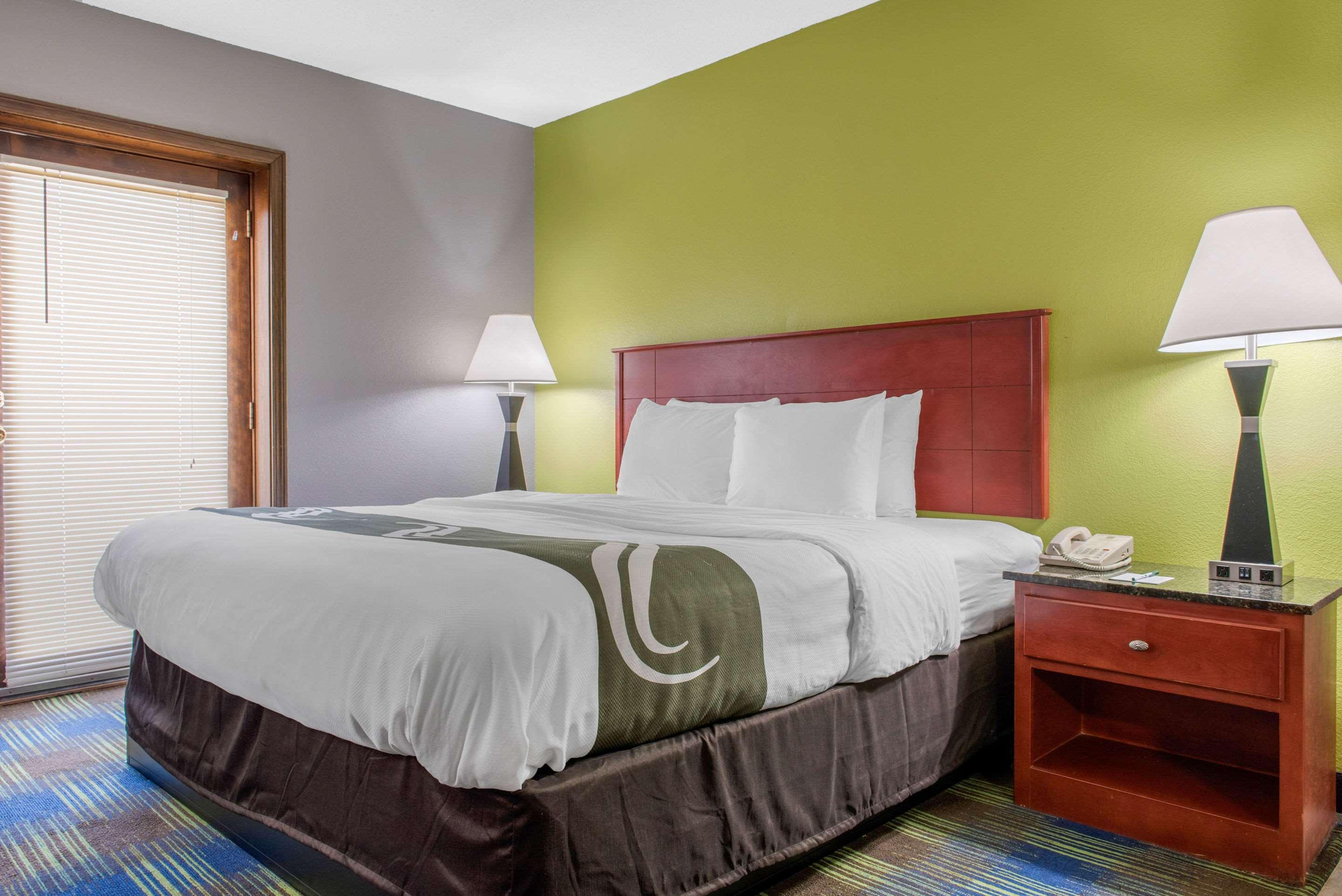 Quality Inn & Suites Bedford West Екстер'єр фото