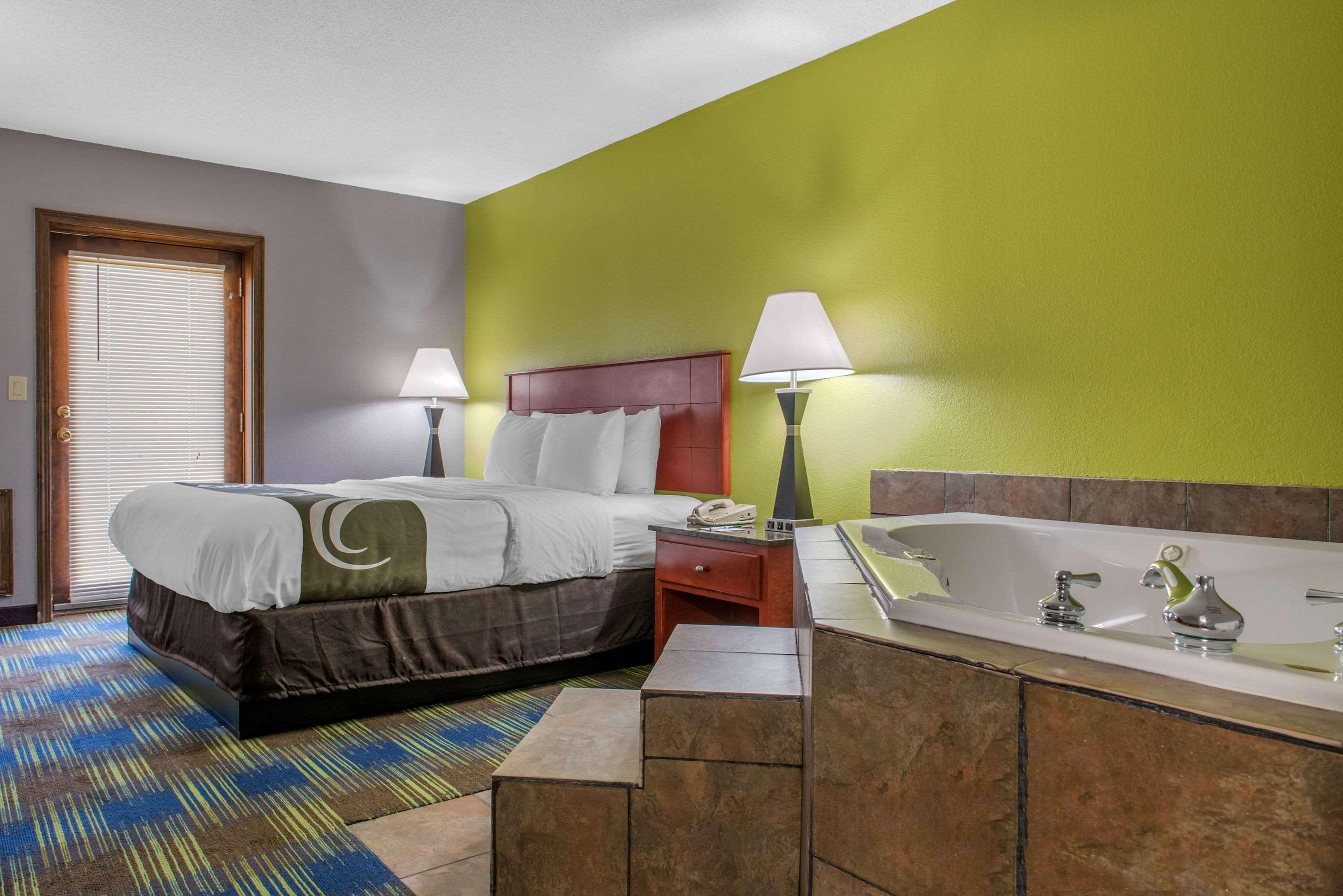 Quality Inn & Suites Bedford West Екстер'єр фото