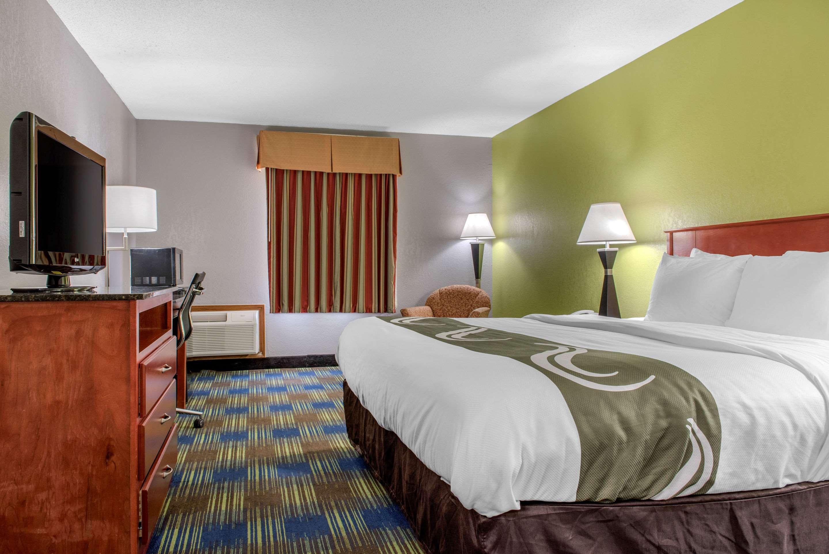 Quality Inn & Suites Bedford West Екстер'єр фото
