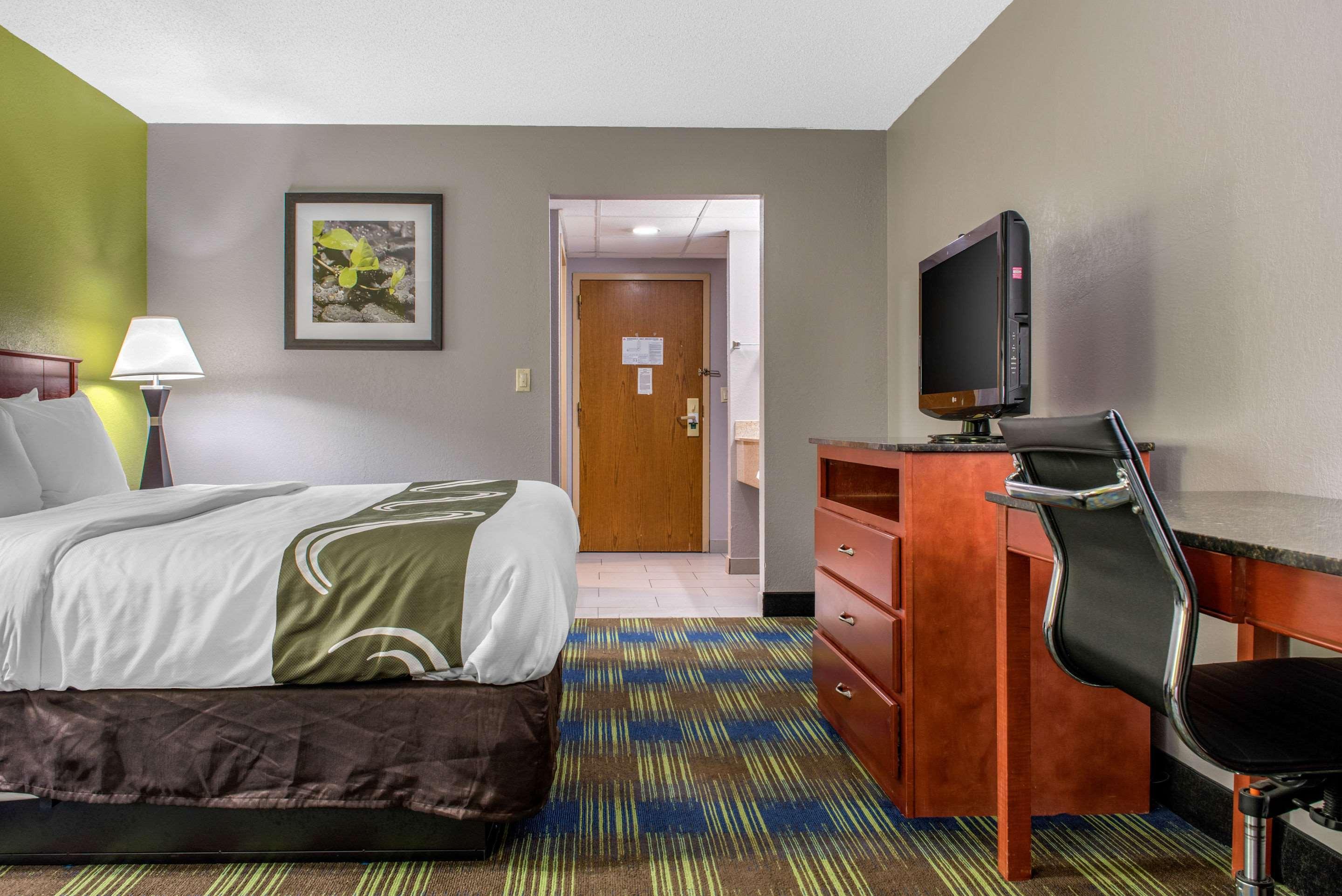 Quality Inn & Suites Bedford West Екстер'єр фото