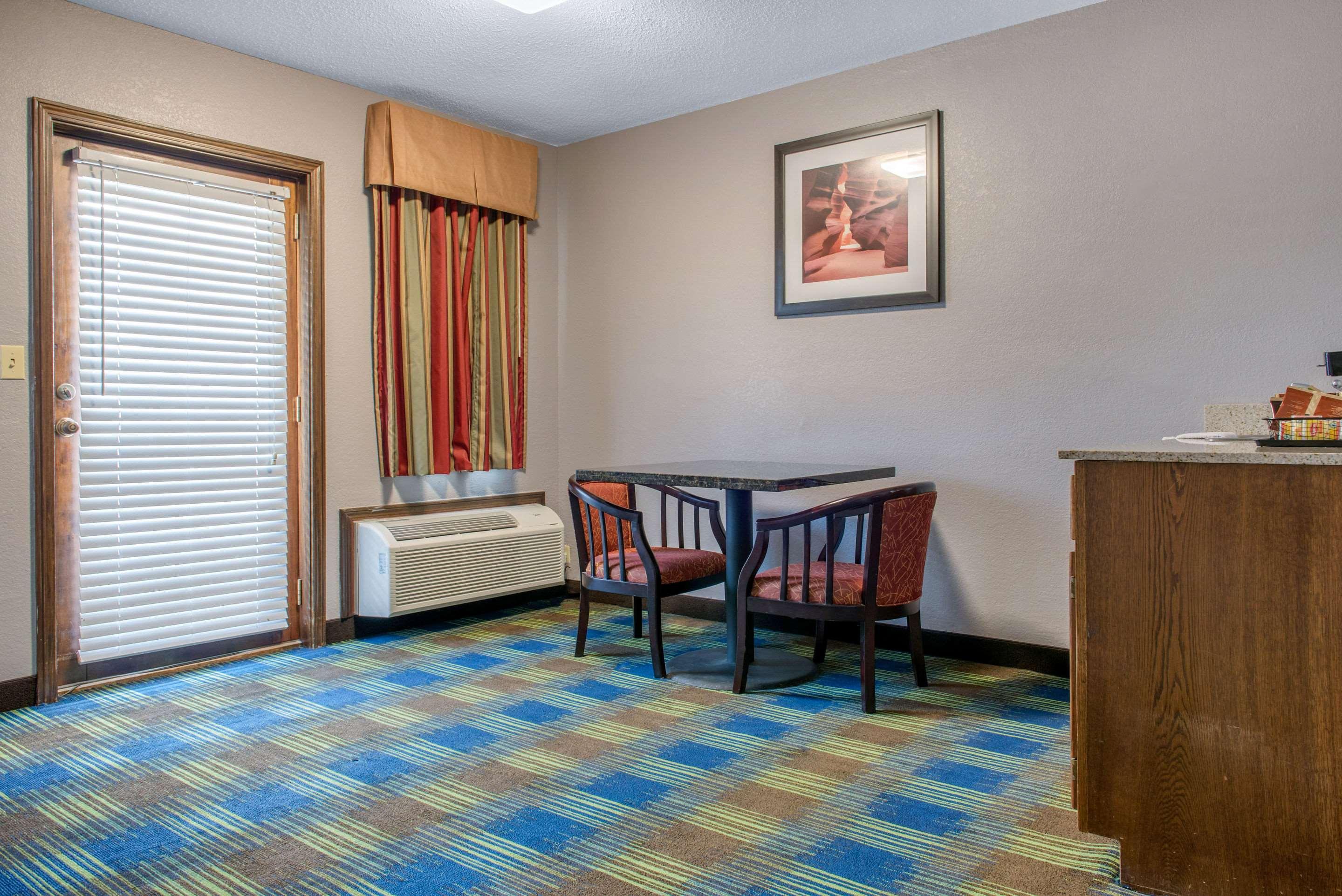 Quality Inn & Suites Bedford West Екстер'єр фото