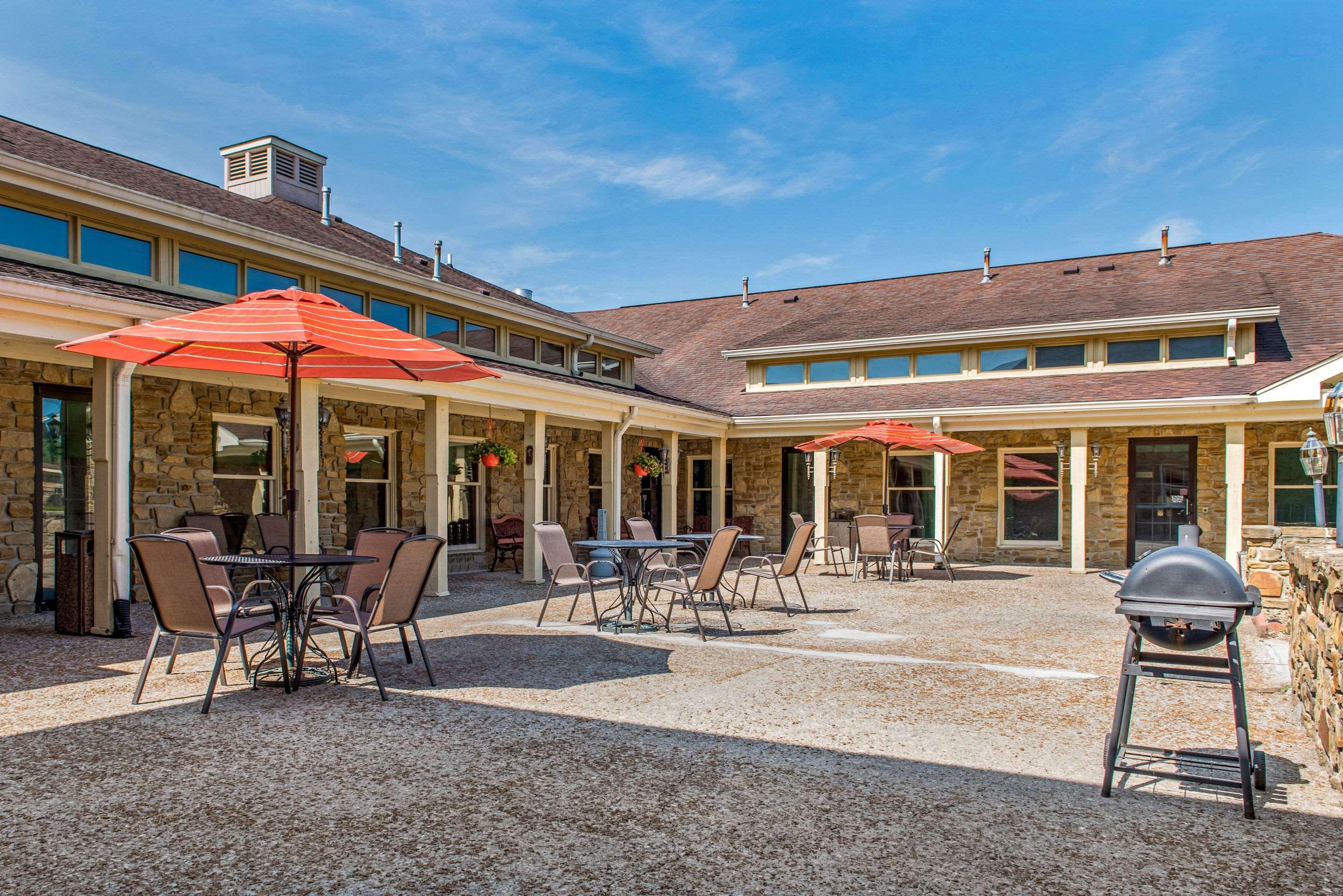 Quality Inn & Suites Bedford West Екстер'єр фото