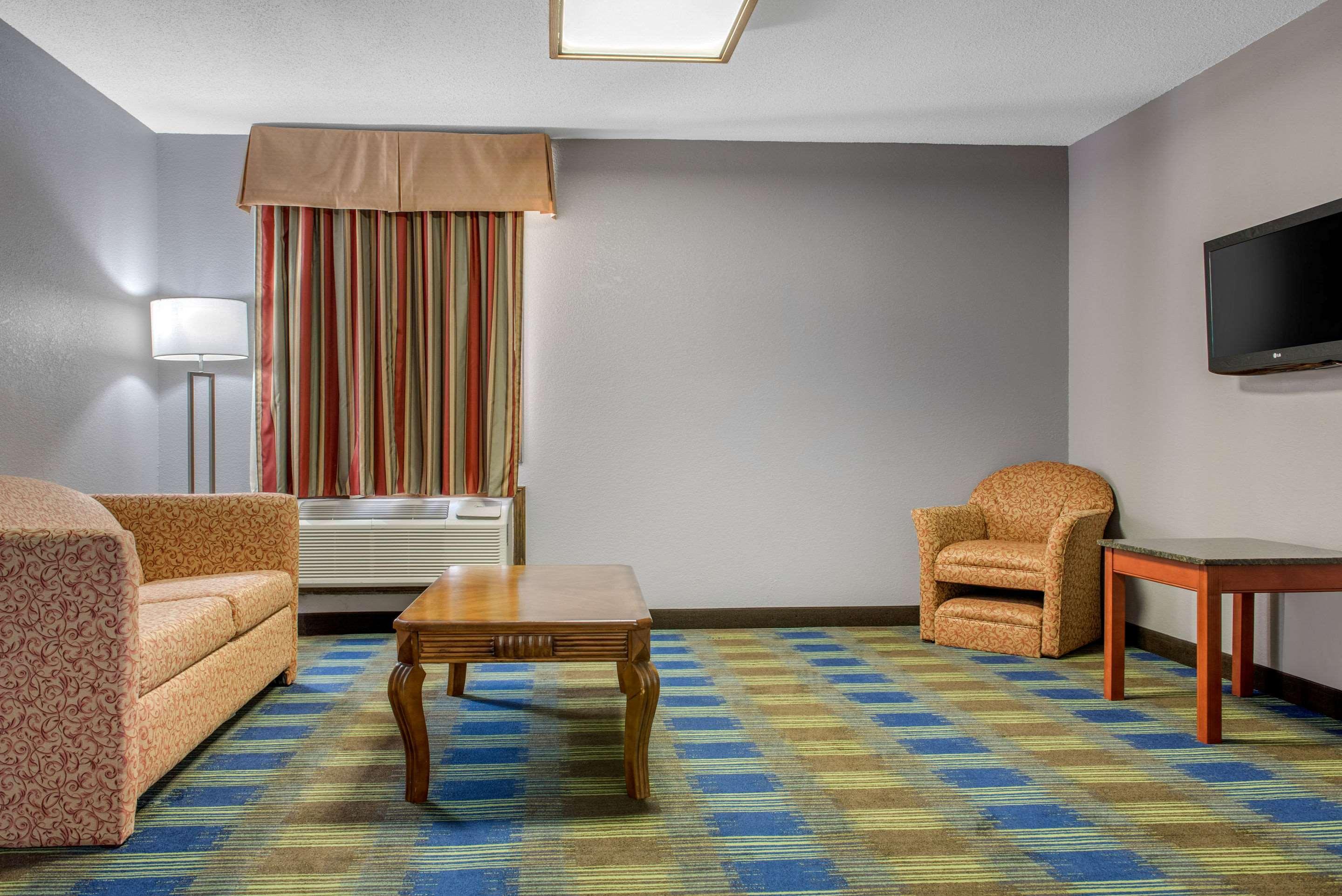 Quality Inn & Suites Bedford West Екстер'єр фото