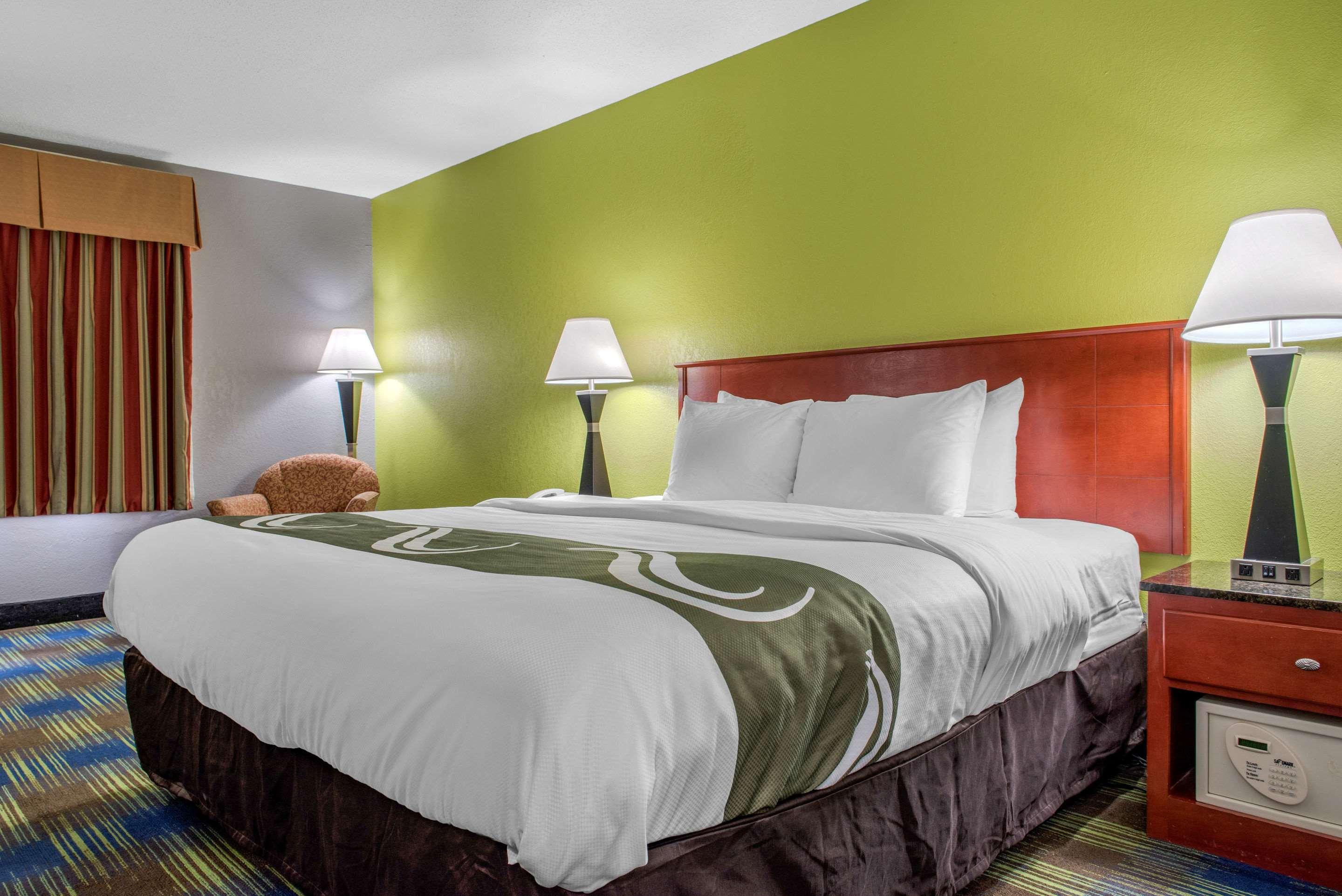 Quality Inn & Suites Bedford West Екстер'єр фото