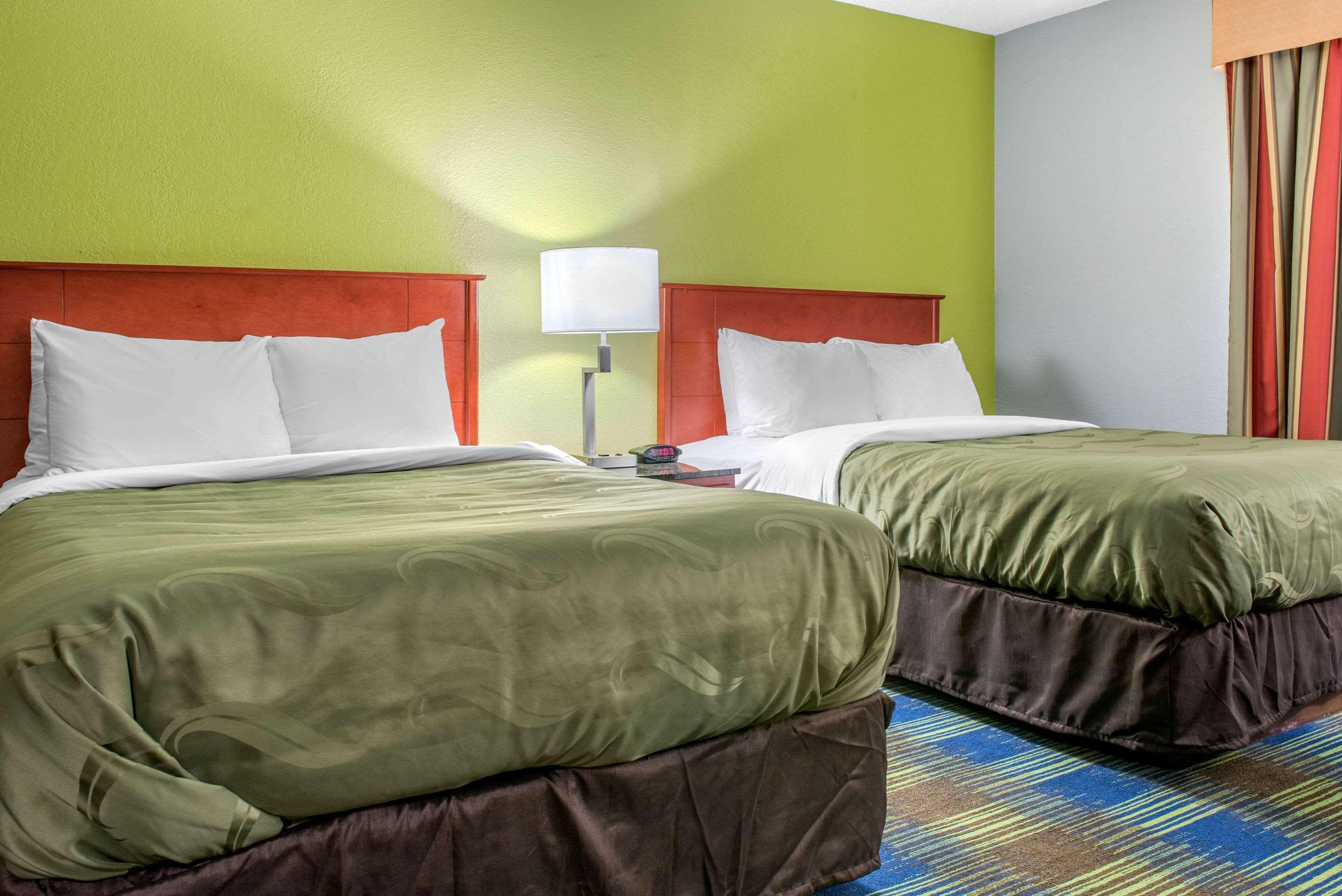 Quality Inn & Suites Bedford West Екстер'єр фото