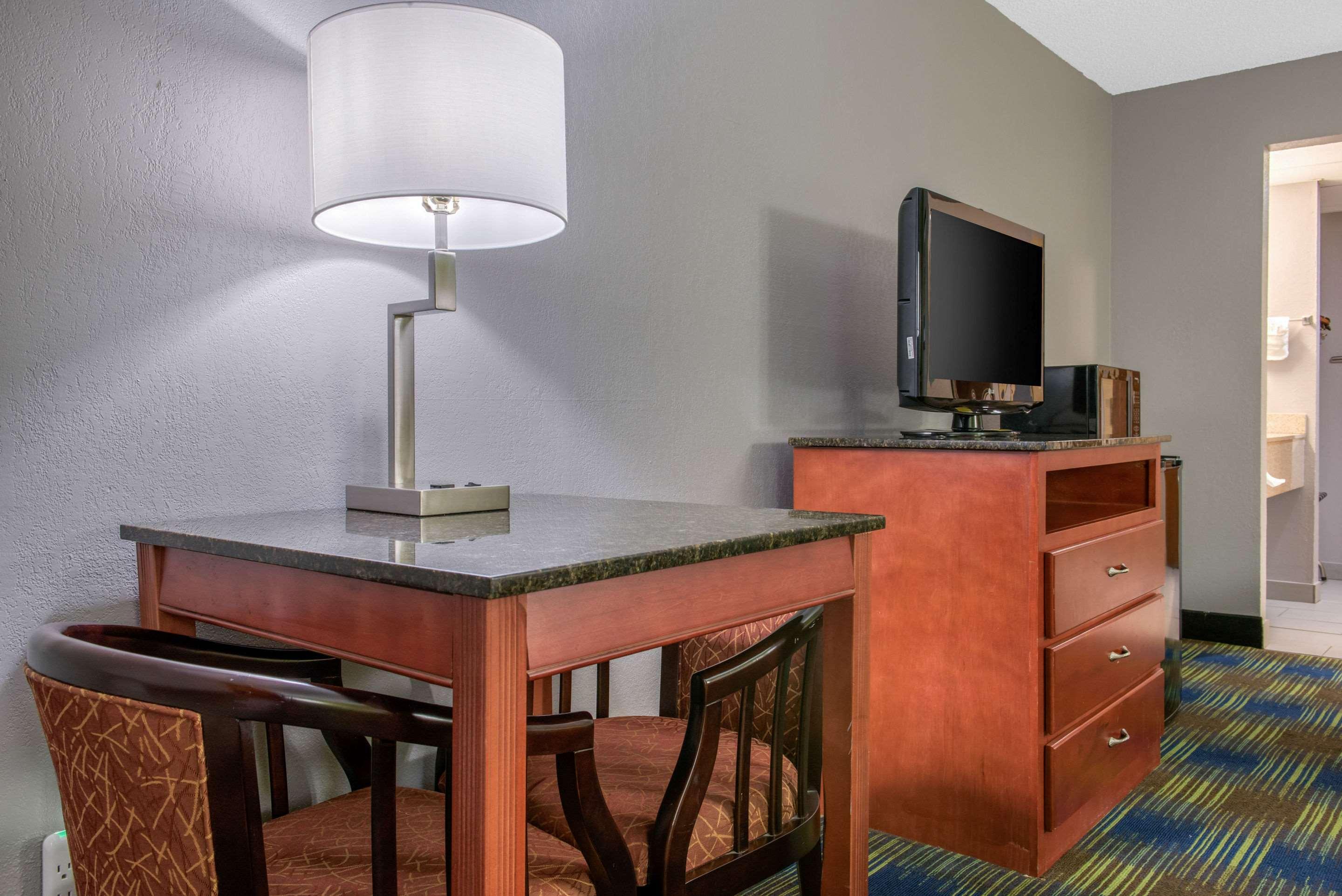 Quality Inn & Suites Bedford West Екстер'єр фото