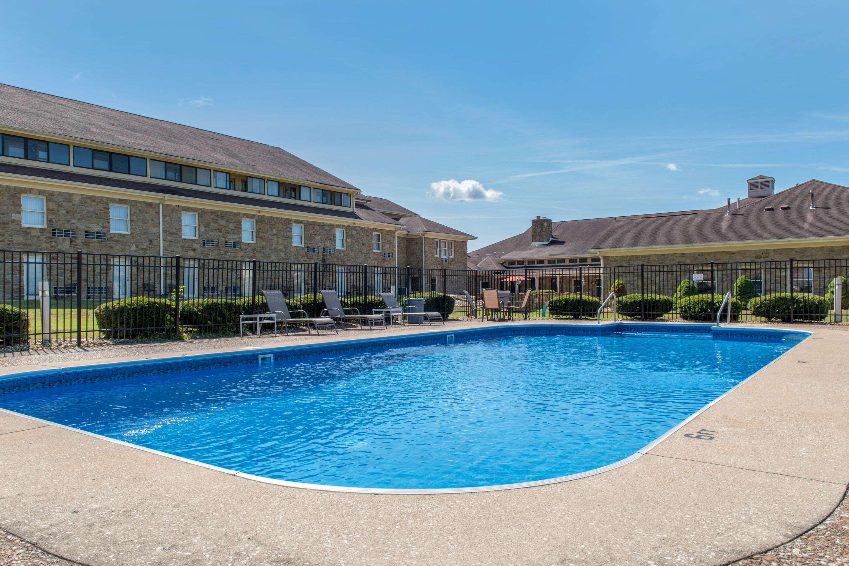 Quality Inn & Suites Bedford West Екстер'єр фото