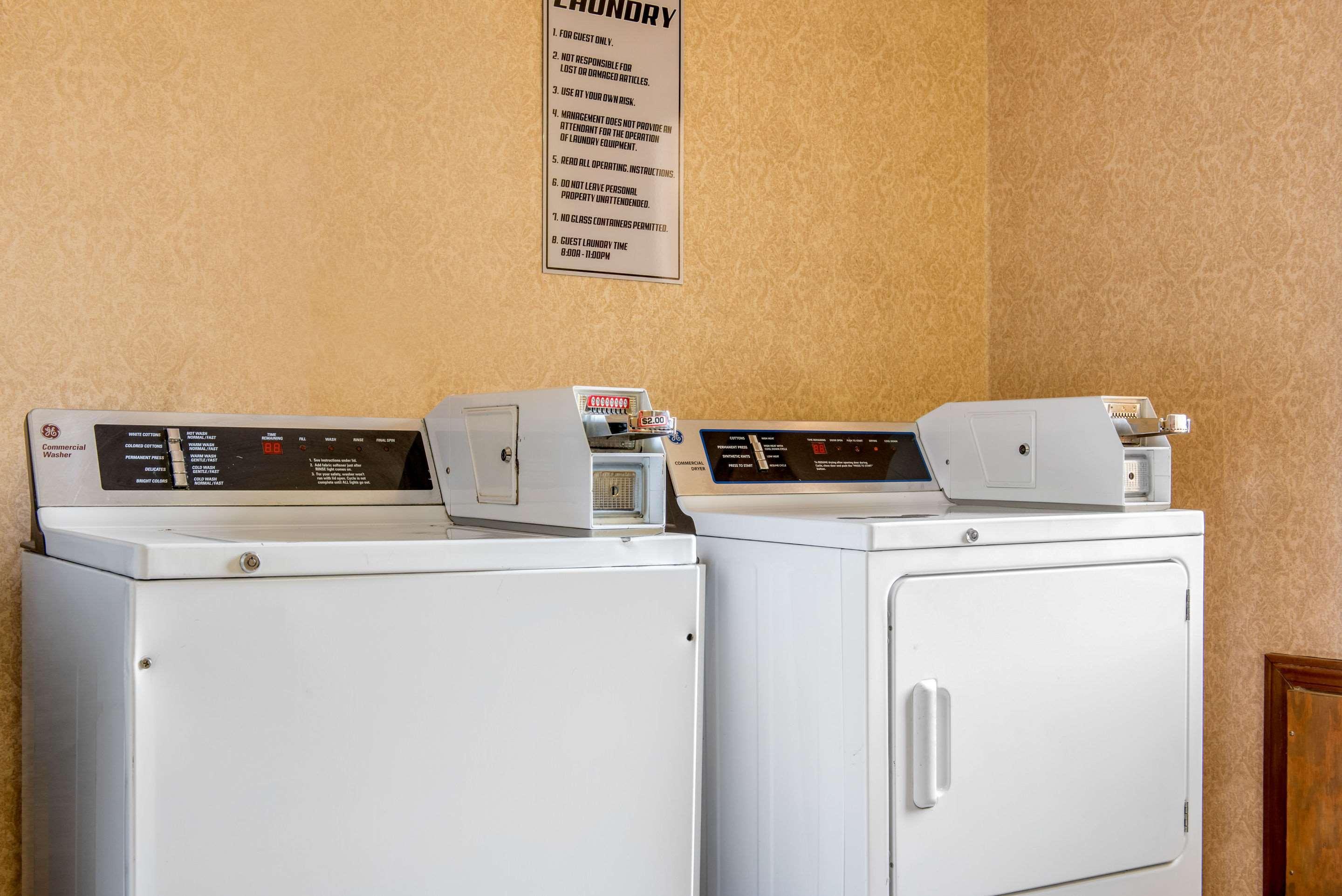 Quality Inn & Suites Bedford West Екстер'єр фото