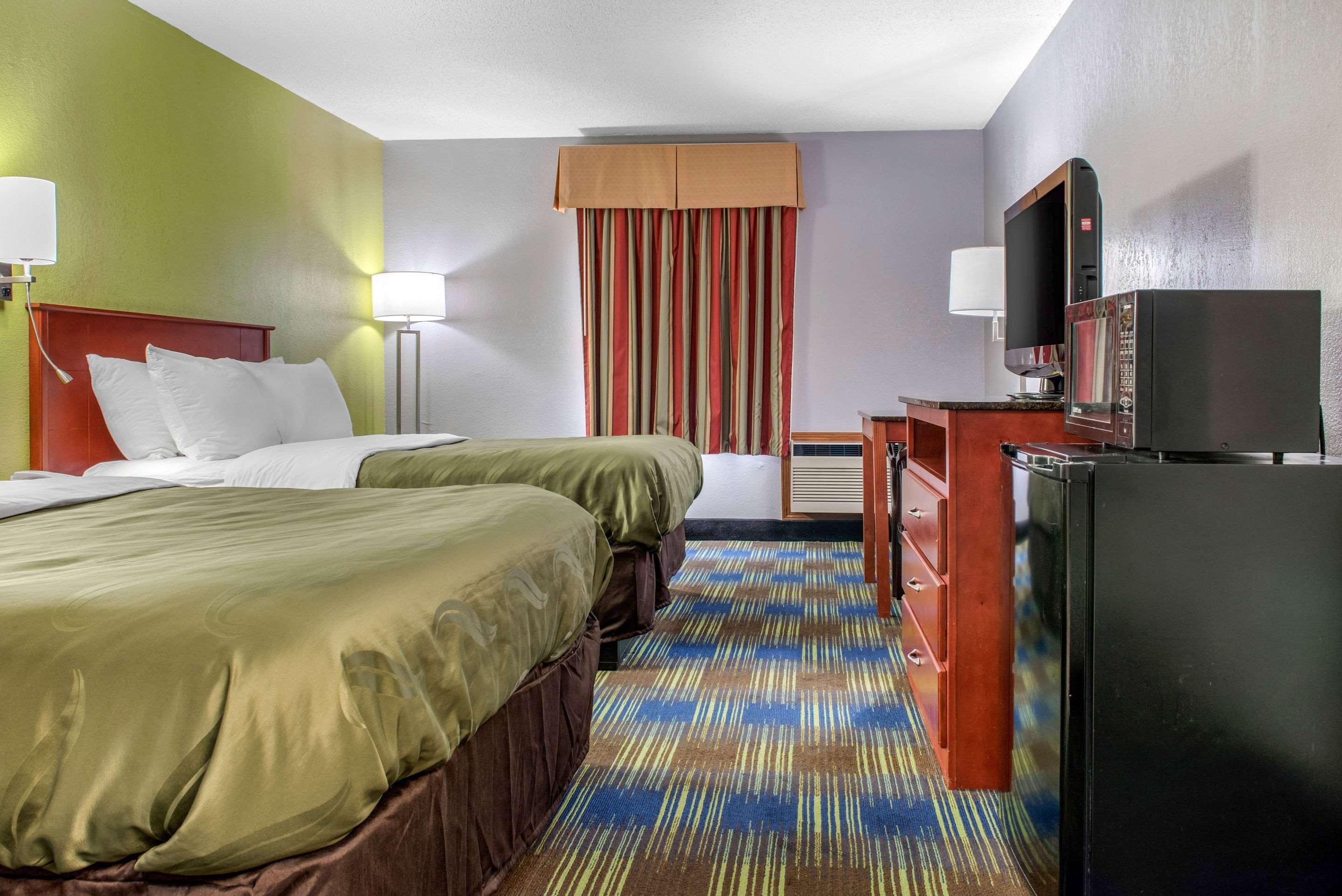 Quality Inn & Suites Bedford West Екстер'єр фото