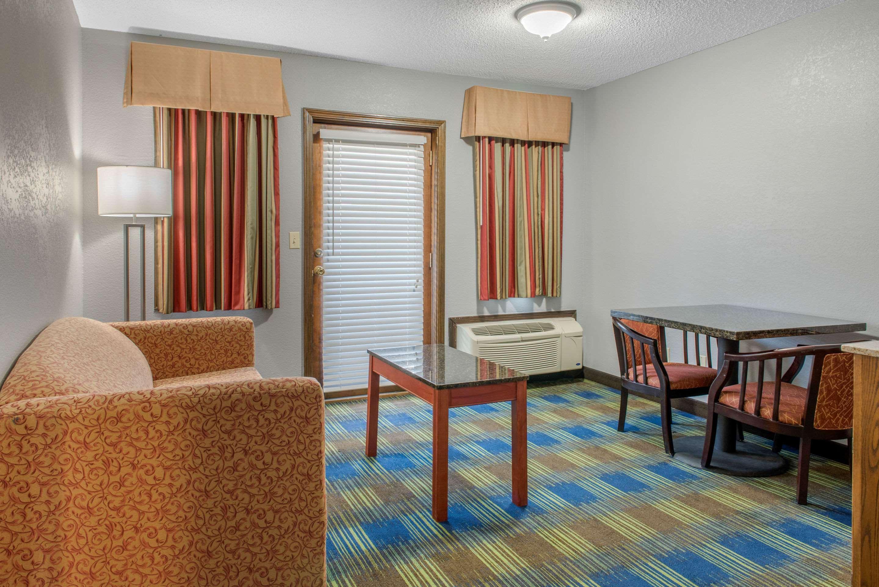 Quality Inn & Suites Bedford West Екстер'єр фото