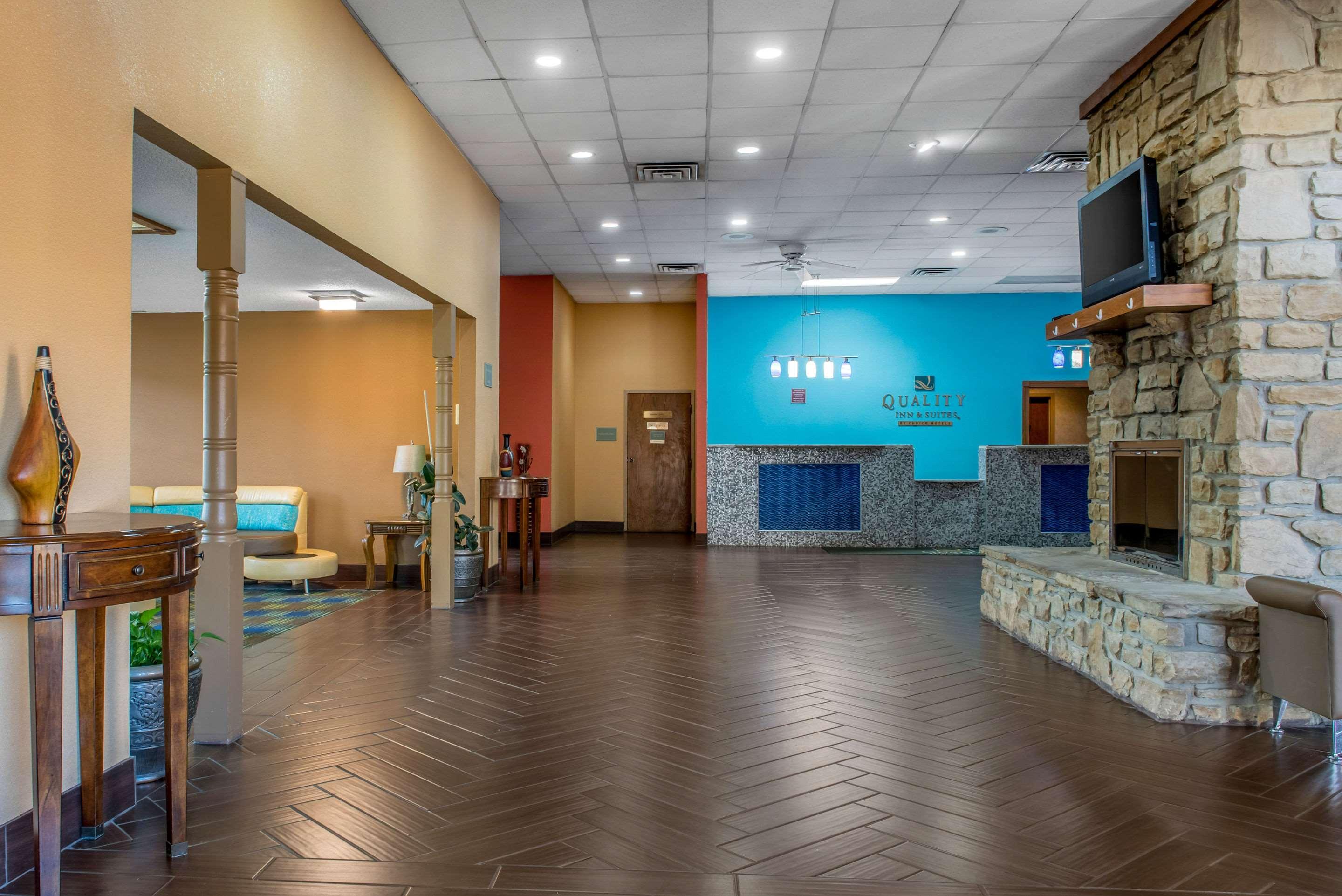 Quality Inn & Suites Bedford West Екстер'єр фото