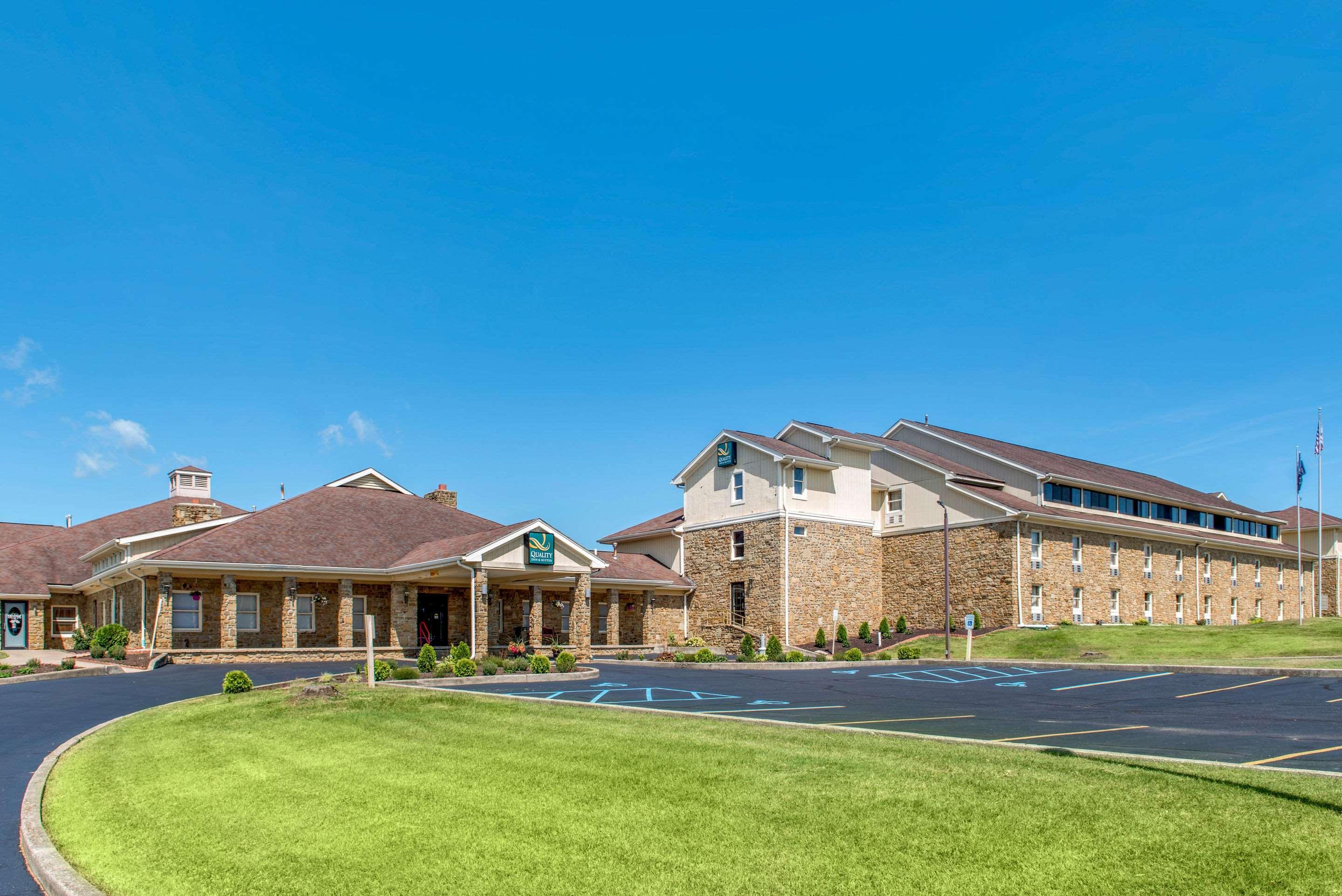 Quality Inn & Suites Bedford West Екстер'єр фото