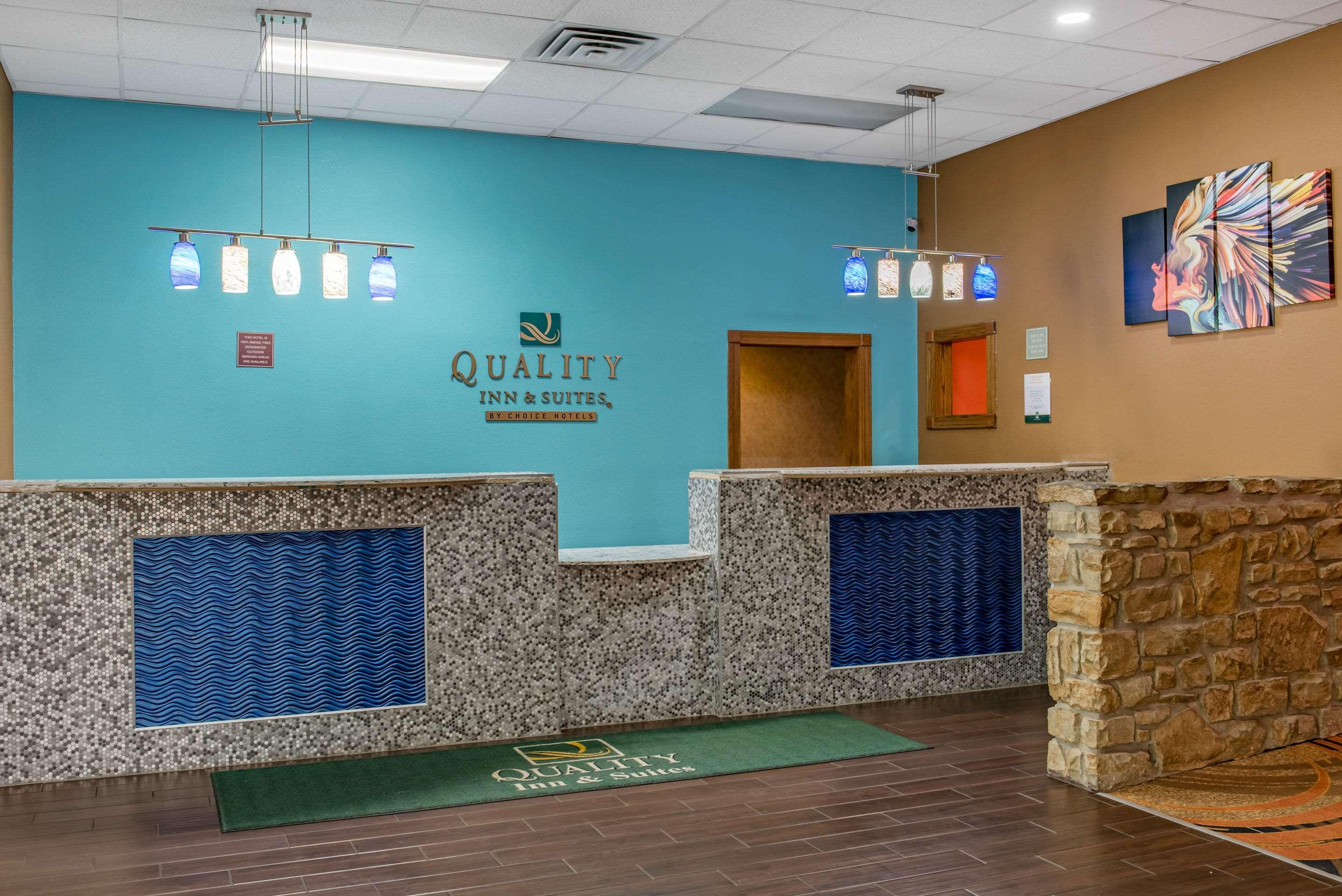 Quality Inn & Suites Bedford West Екстер'єр фото