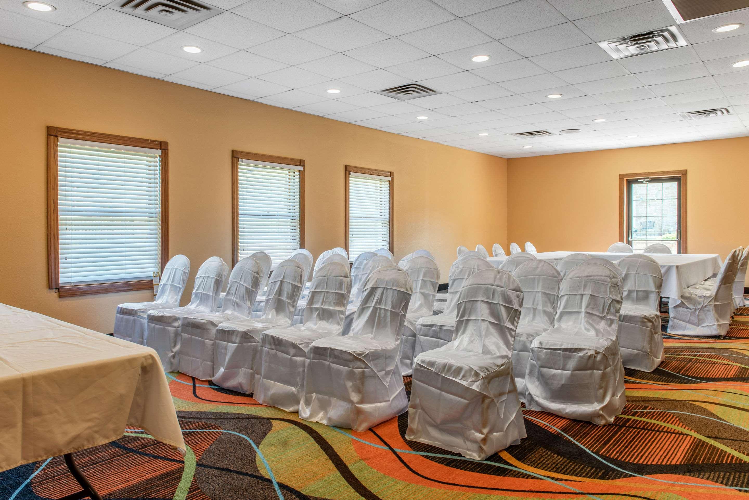 Quality Inn & Suites Bedford West Екстер'єр фото