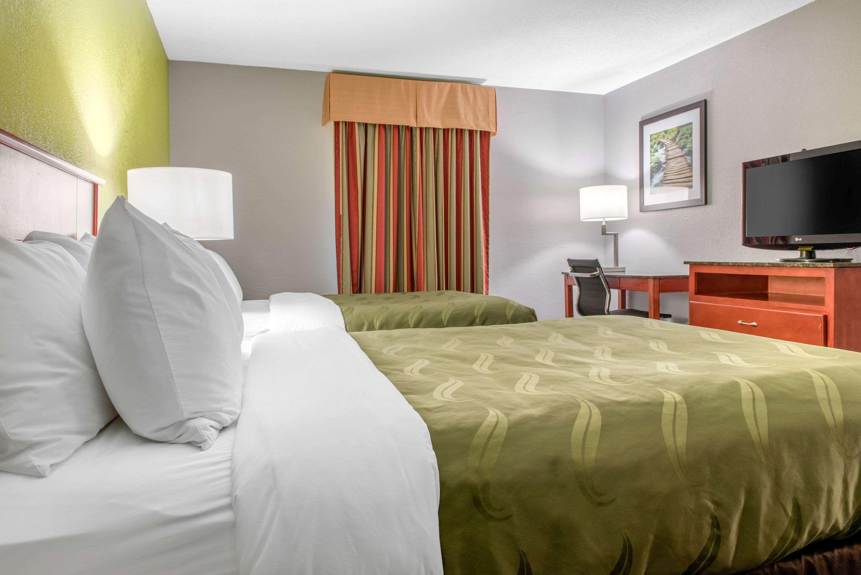 Quality Inn & Suites Bedford West Екстер'єр фото