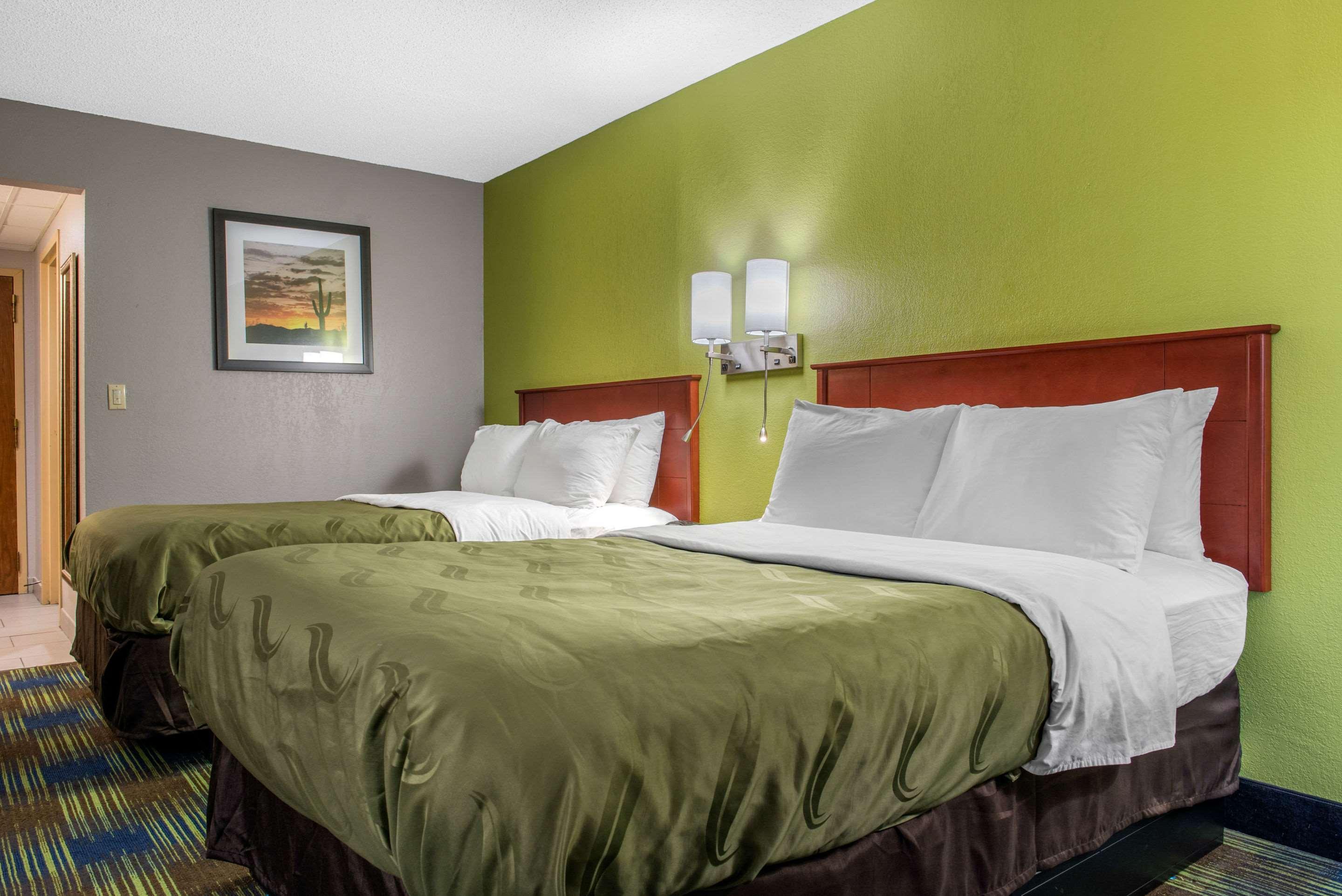 Quality Inn & Suites Bedford West Екстер'єр фото