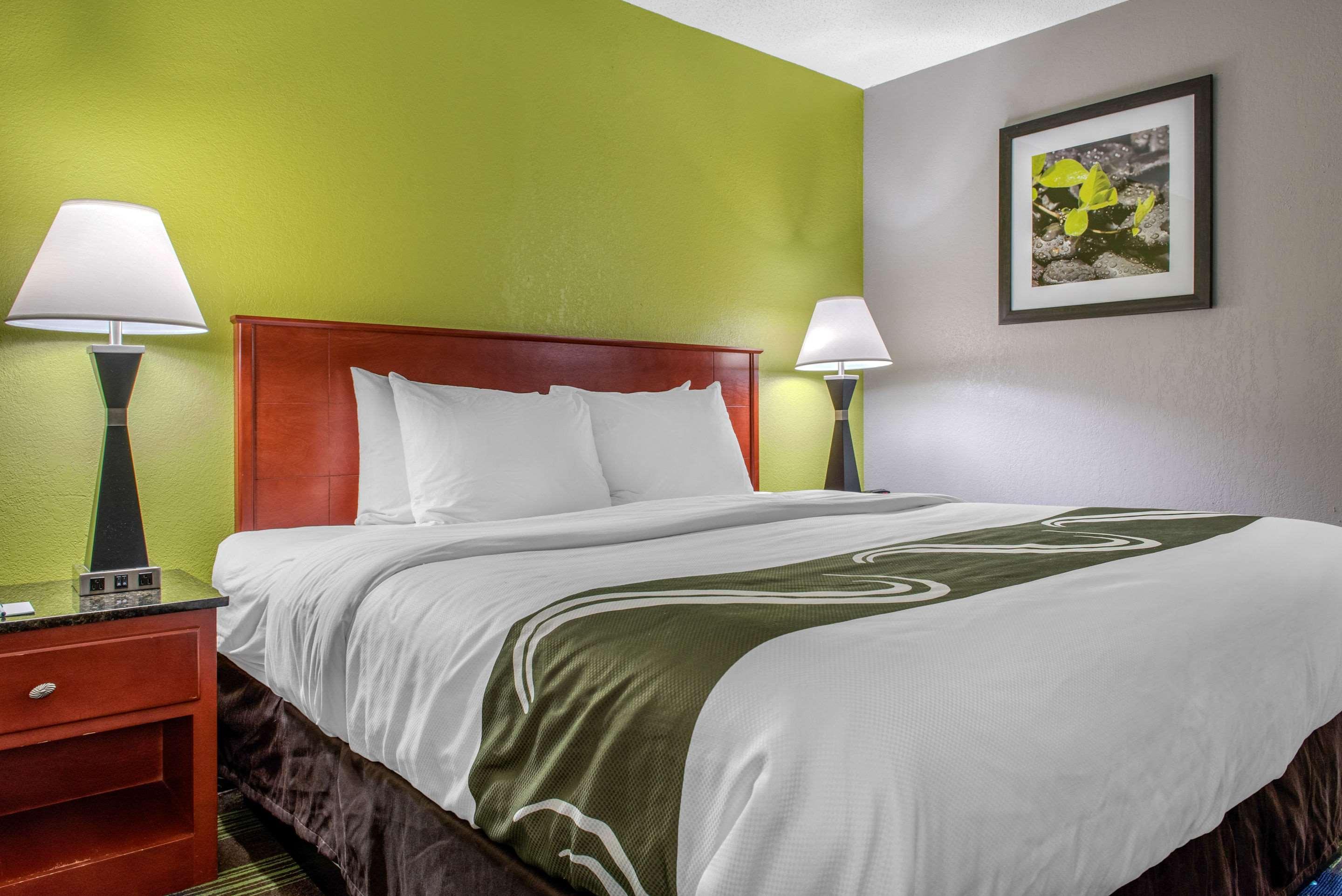 Quality Inn & Suites Bedford West Екстер'єр фото