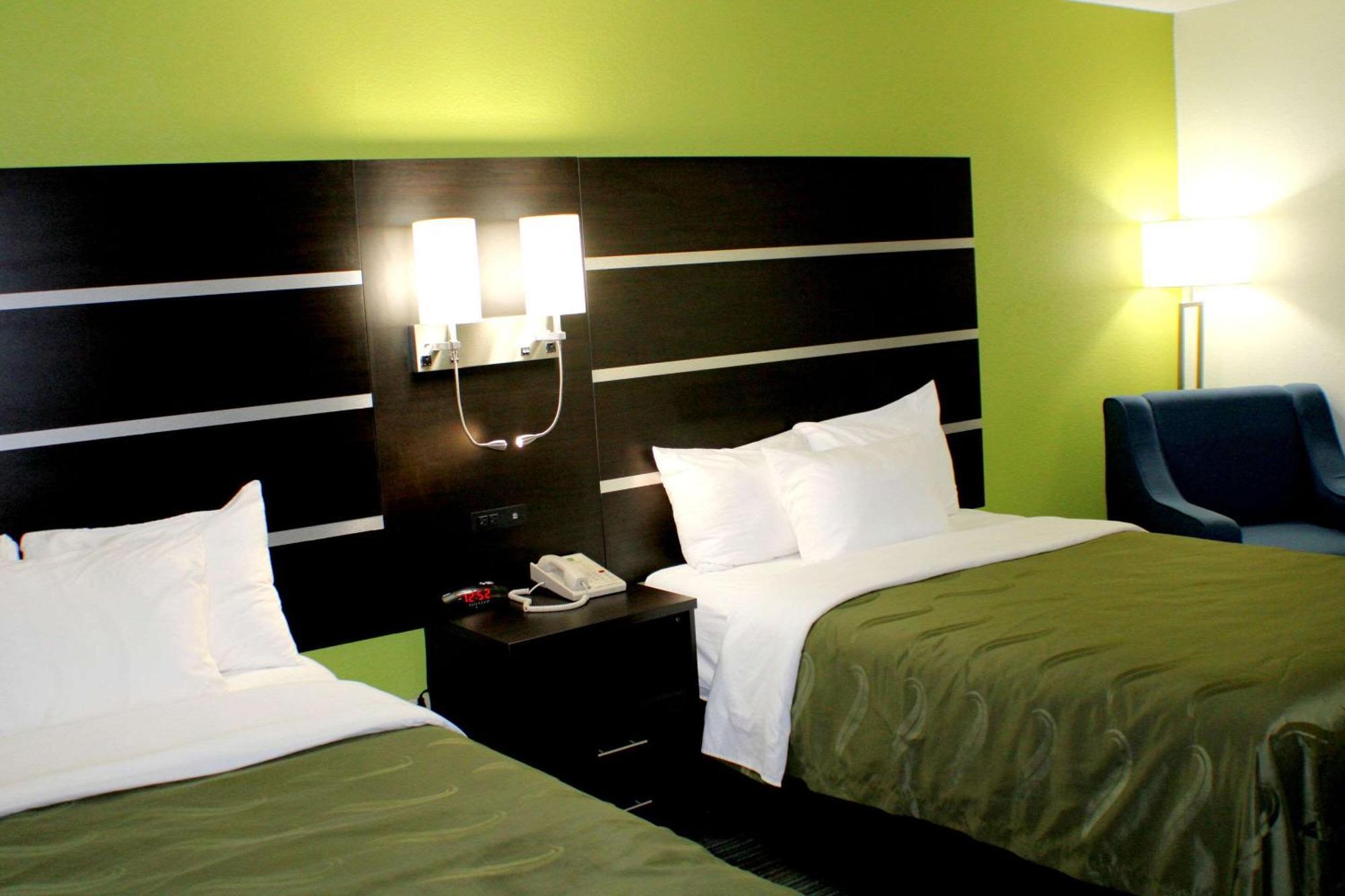Quality Inn & Suites Bedford West Екстер'єр фото