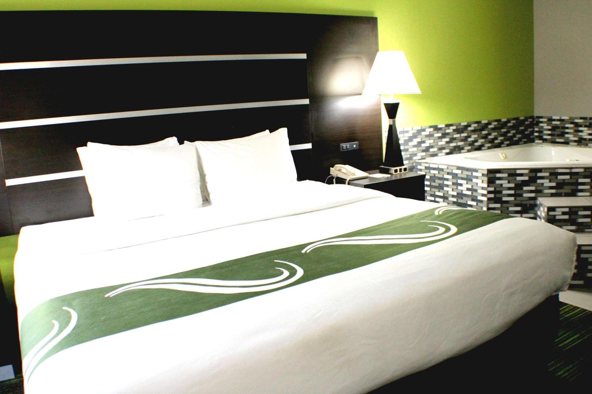 Quality Inn & Suites Bedford West Екстер'єр фото