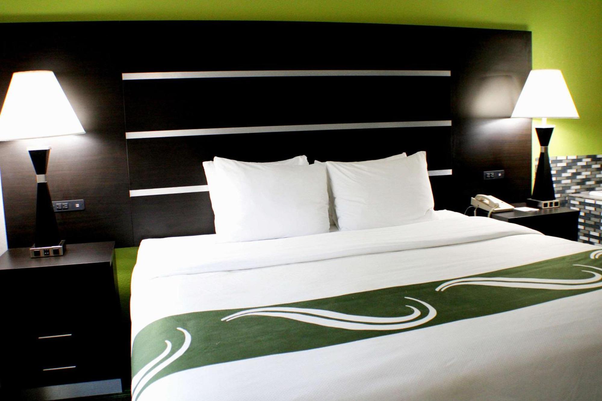 Quality Inn & Suites Bedford West Екстер'єр фото