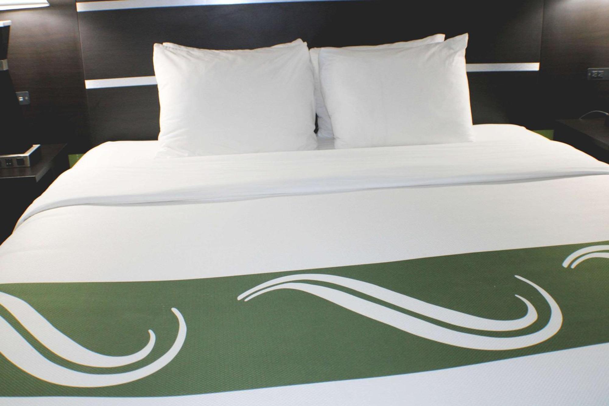 Quality Inn & Suites Bedford West Екстер'єр фото