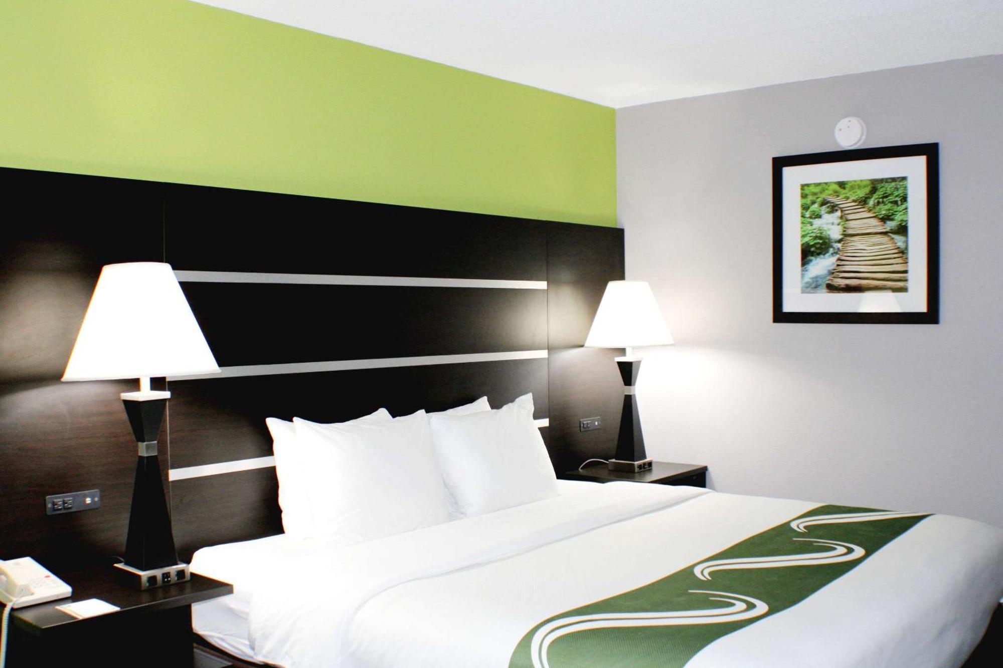 Quality Inn & Suites Bedford West Екстер'єр фото