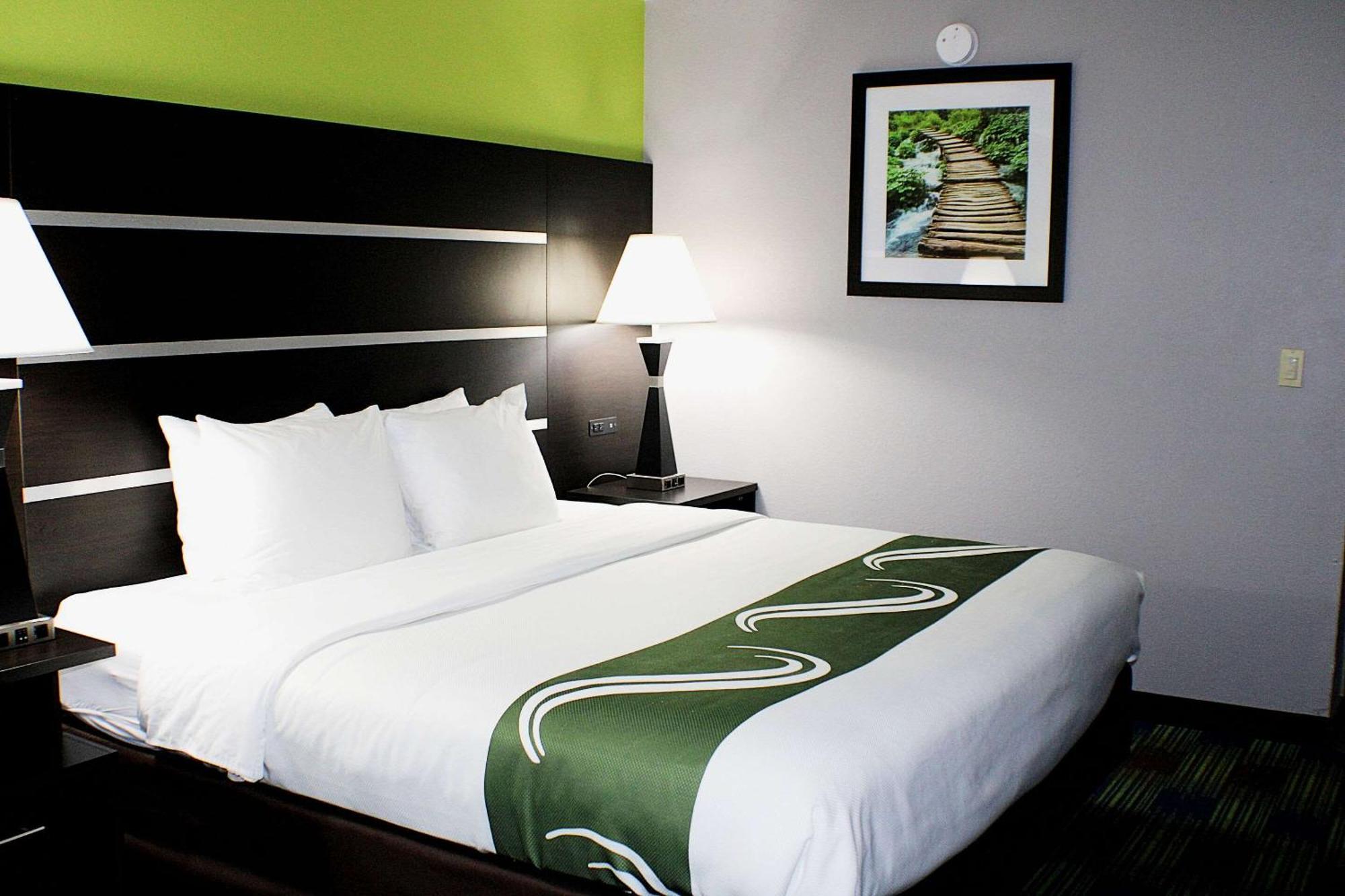 Quality Inn & Suites Bedford West Екстер'єр фото