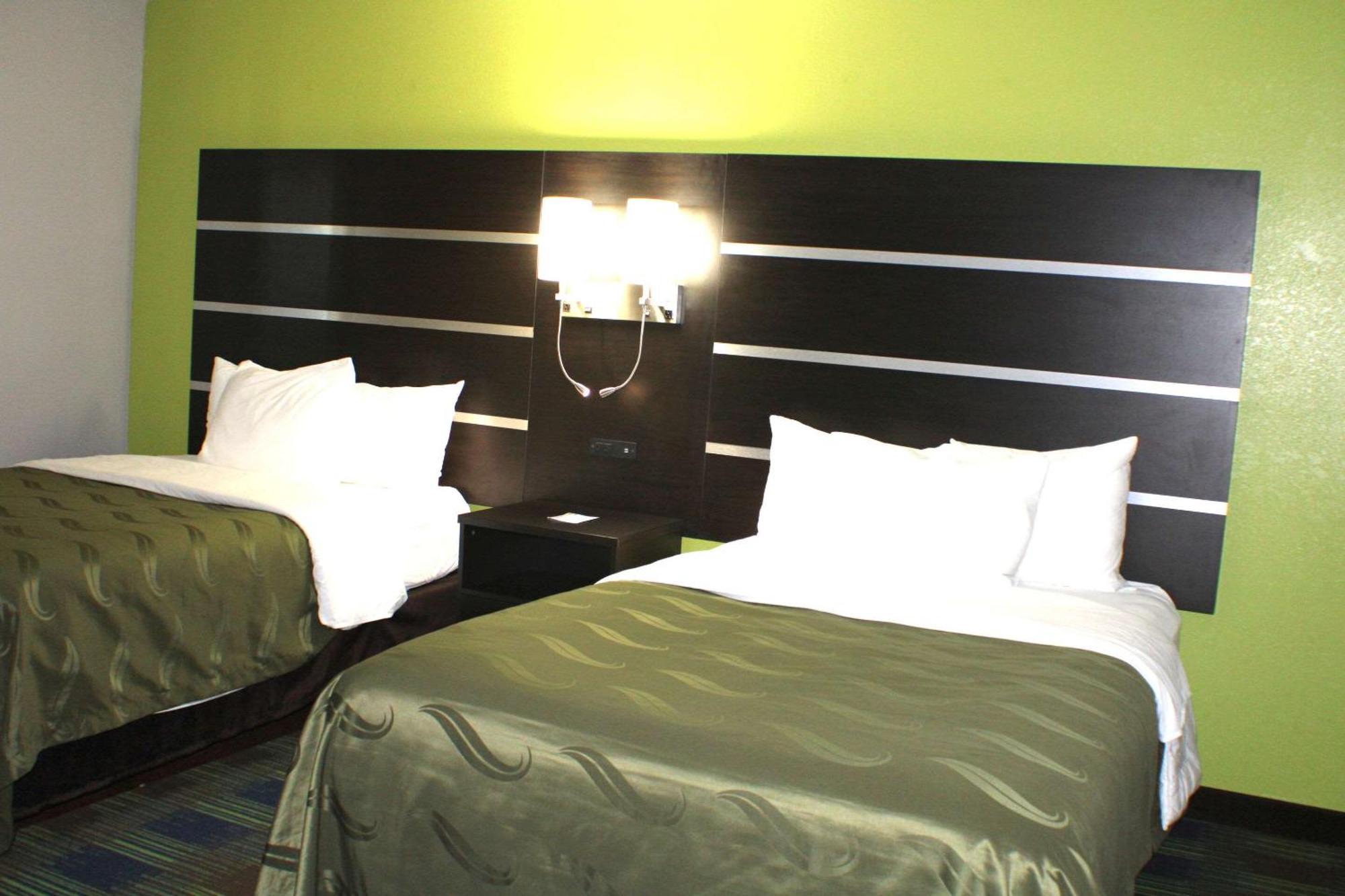 Quality Inn & Suites Bedford West Екстер'єр фото