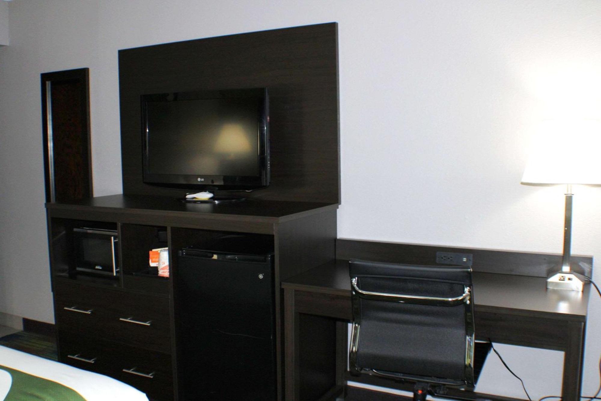Quality Inn & Suites Bedford West Екстер'єр фото