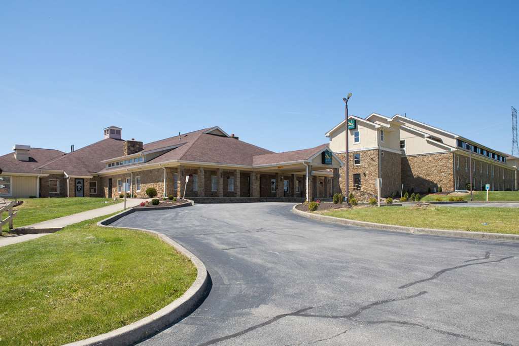 Quality Inn & Suites Bedford West Екстер'єр фото